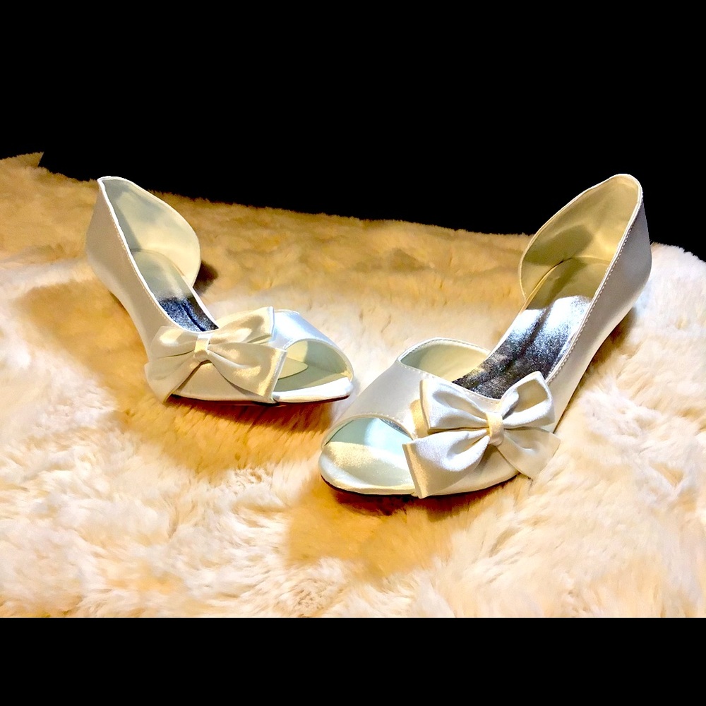 Beautiful ivory wedding shoes. NWT. Size 42.